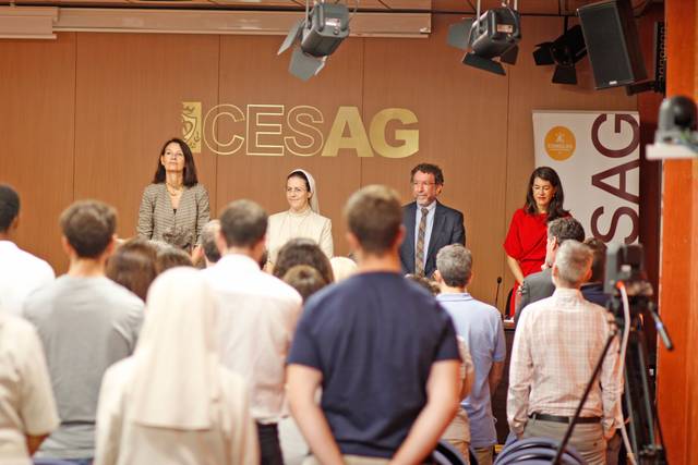 La vicerrectora Elisa Aracil, la directora Elena Valiente, el profesor Julio de la Torre y la profesora Loreto Gútiez, hoy, en el CESAG.jpeg