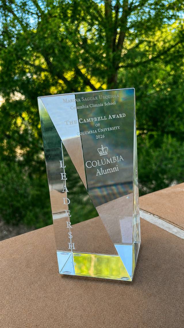 El objeto es un trofeo de cristal que reconoce un premio académico de la Universidad de Columbia.