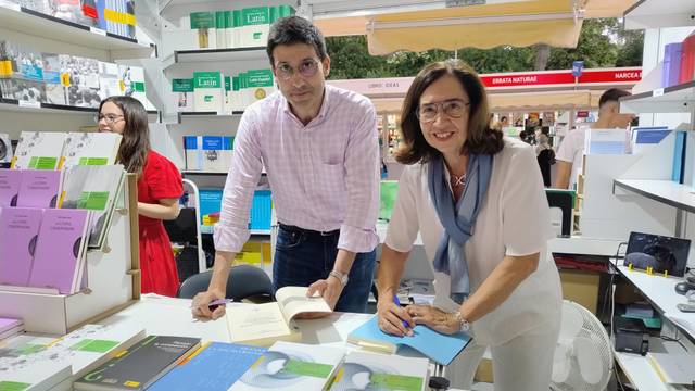Mario Ramos Vera y Alicia Villar Ezcurra firman en la caseta de la Feria del Libro de la Universidad Pontificia Comillas