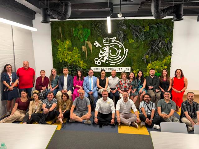 Un grupo diverso de personas posando juntas en un ambiente moderno y acogedor.