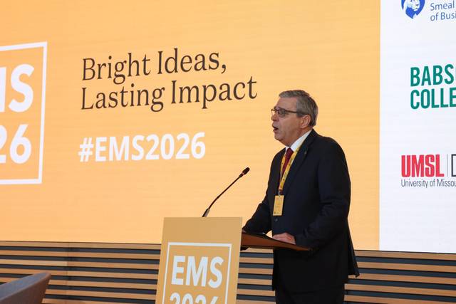 Un orador presenta ideas en un evento relacionado con EMS 2026.