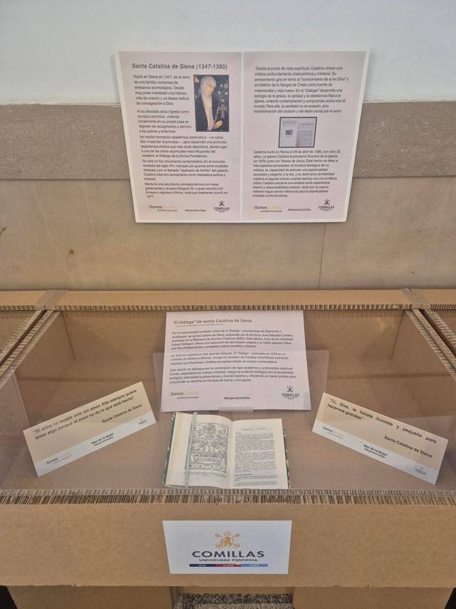Exposición sobre Santo Tomás de Aquino y su obra en un estante transparente.