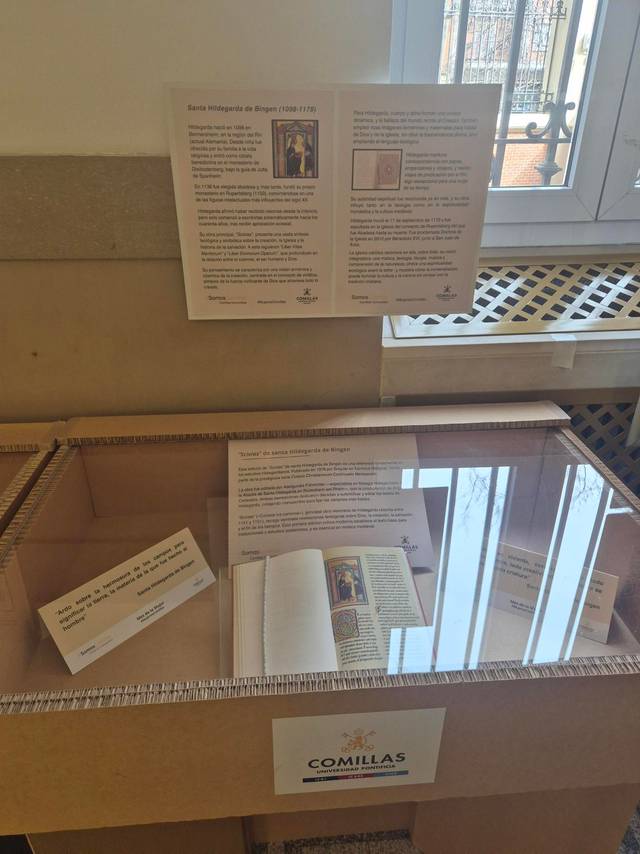 Una vitrina con documentos y textos sobre la historia de la ciudad de Comillas.