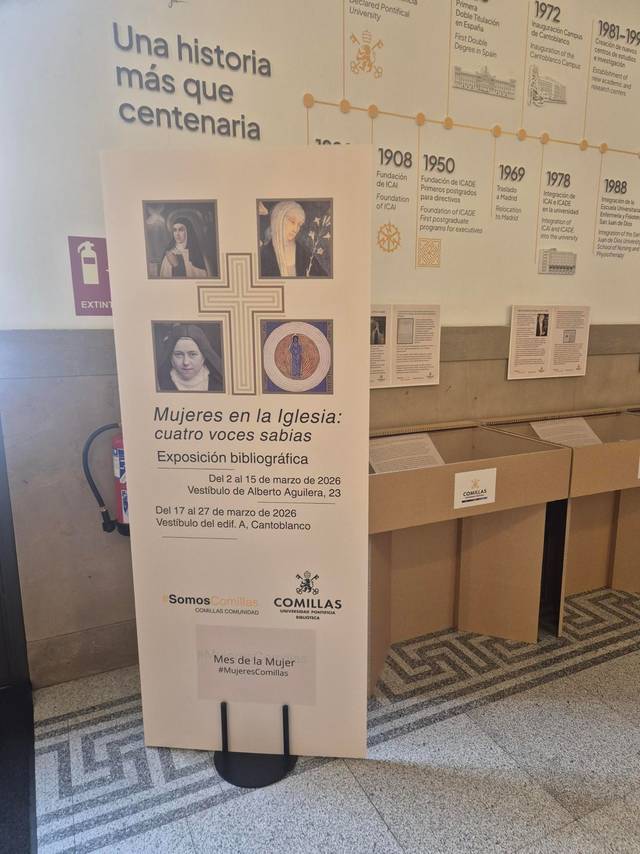 Exposición bibliográfica sobre mujeres en la Iglesia titulada 'Mujeres en la Iglesia: cuatro voces sabias'.