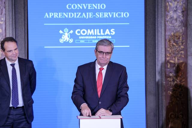Un evento de firma de convenio en la Universidad Pontificia Comillas.