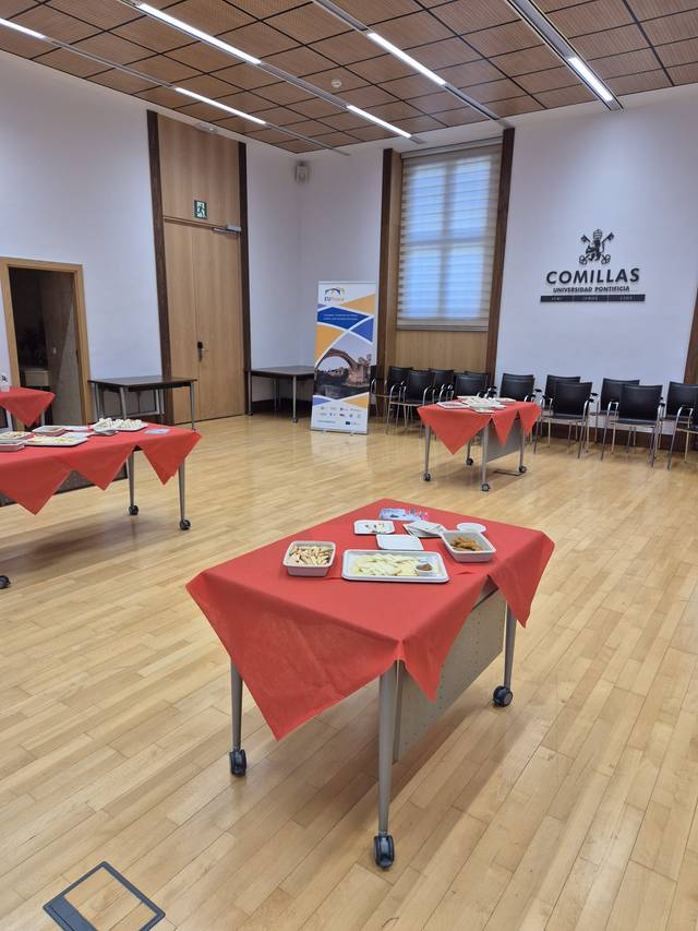 Un salón con mesas equipadas con manteles rojos y platos de comida, ideal para un evento o reunión.