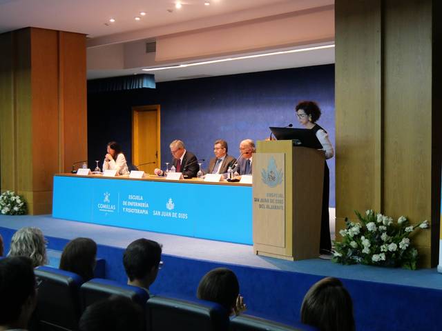 Una mesa redonda con varios ponentes en un evento formal.