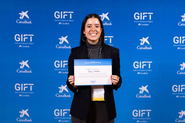 Una mujer sonriente sostiene un certificado frente a un fondo azul con logos de CaixaBank.