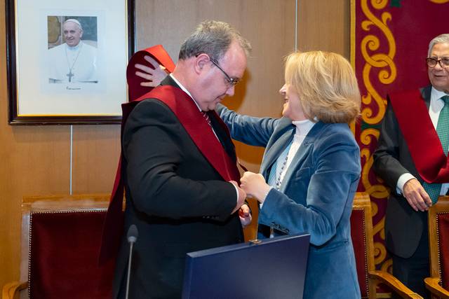 Rector de Comillas premio paulino