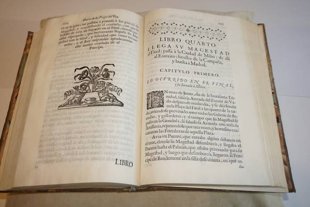 Un libro abierto que muestra una página con un texto impreso y un diseño decorativo.