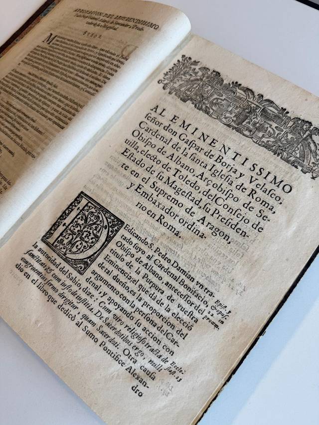 El texto muestra una página de un libro antiguo con un encabezado y una ilustración al inicio.