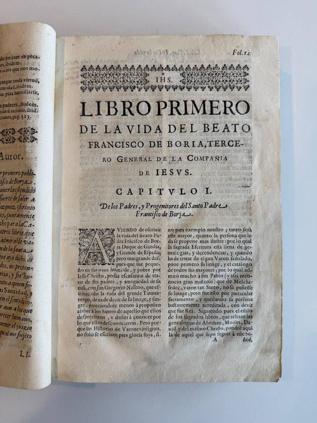 Una página de un libro antiguo que presenta el título y el inicio de un capítulo sobre la vida del Beato Francisco de Boria.