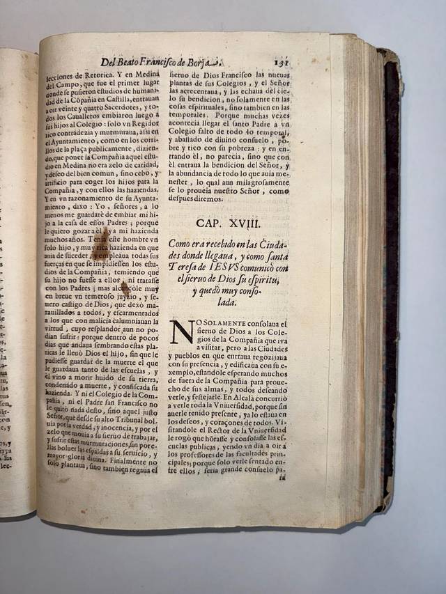 Página de un libro antiguo con texto en castellano y un pequeño manchón visible.