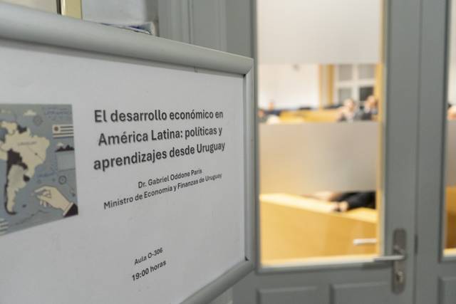 La imagen muestra un aviso sobre un evento relacionado con el desarrollo económico en América Latina, con un enfoque en Uruguay.