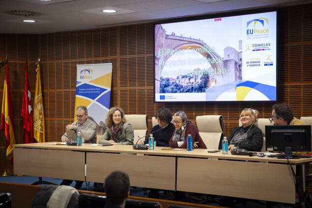 Un grupo de personas discutiendo en una mesa durante un evento relacionado con la paz en Europa.