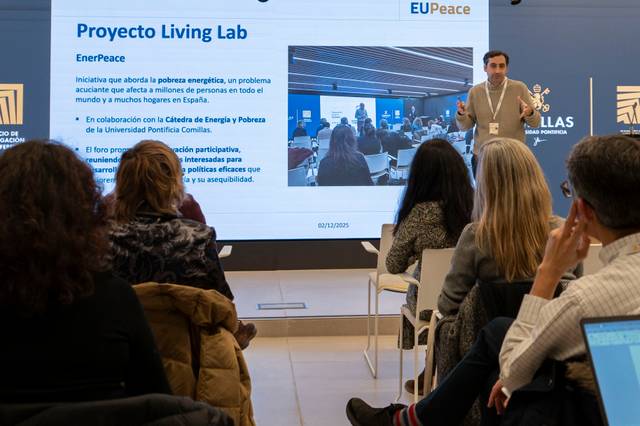 Presentación de un proyecto sobre pobreza energética en un evento colaborativo.