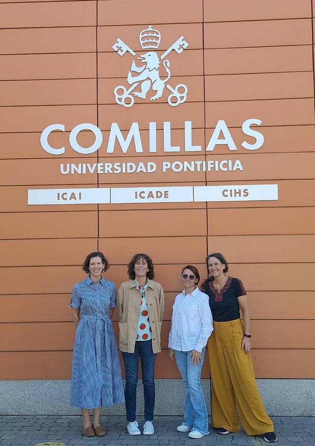 Cuatro mujeres posan delante del edificio de la Universidad Pontificia Comillas.