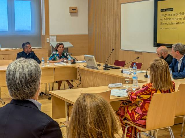 Reunión en una sala de conferencias con varios participantes discutiendo un programa especializado.