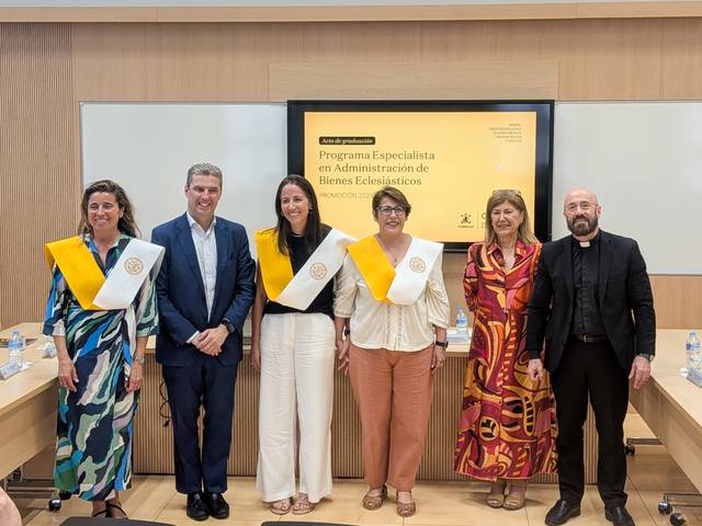 Imagen de un grupo de personas posando con trajes formales y pañuelos distintivos en un evento académico.