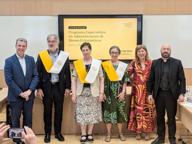 Fotografía de un grupo de personas vestidas con togas y medallas durante un evento académico de graduación.