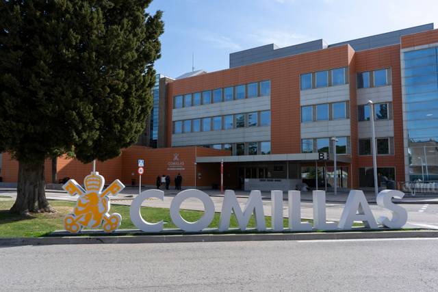La imagen muestra el edificio de una institución educativa con el nombre 'COMILLAS' en primer plano.