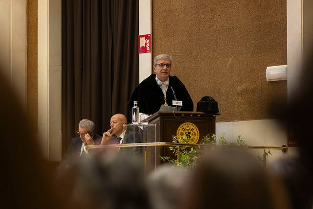 Una ceremonia formal en la que un orador se dirige a un público asistente.