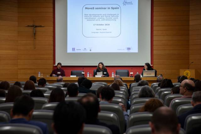 Seminario sobre el proyecto Moves en España con diversas ponentes y un público atento.