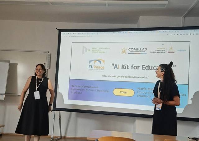 Dos mujeres presentan el proyecto 'AI Kit for Education' en una conferencia.