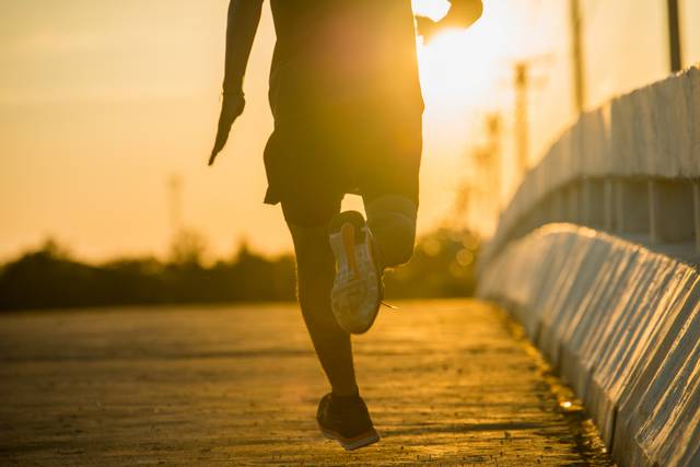 silueta-hombre-joven-fitness-correr-sunrise.jpeg