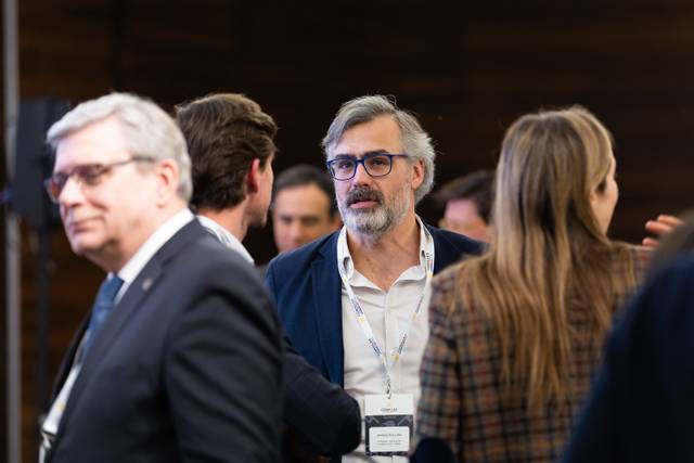 Un grupo de personas conversando en un evento o reunión.