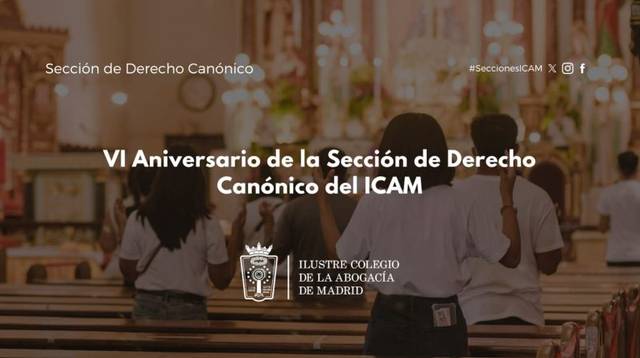 Personas de pie en una iglesia durante el VI Aniversario de la Sección de Derecho Canónico del ICAM.