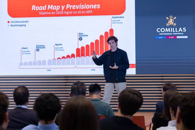 Un presentador está explicando una hoja de ruta y previsiones en una conferencia en la Universidad Pontificia Comillas.