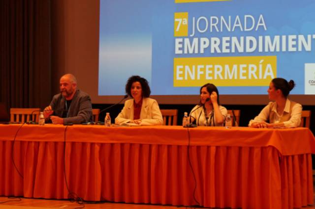 Imagen de una mesa redonda en la 7ª Jornada de Emprendimiento en Enfermería con varios ponentes.