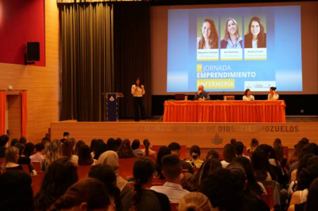 Una jornada de emprendimiento en el ámbito de la enfermería con una audiencia reunida y ponentes en el escenario.