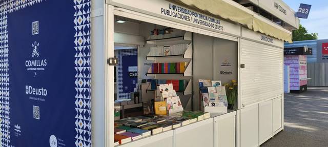 Imagen de un puesto de libros de la Universidad Pontificia Comillas y la Universidad de Deusto.