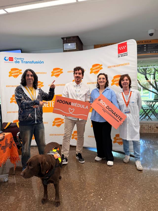 Un grupo de personas en un evento de donación de médula, sosteniendo carteles con mensajes de concienciación.