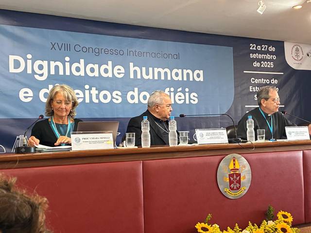 Imagen de un congreso internacional sobre dignidad humana y derechos del fiel, con tres ponentes en el panel.
