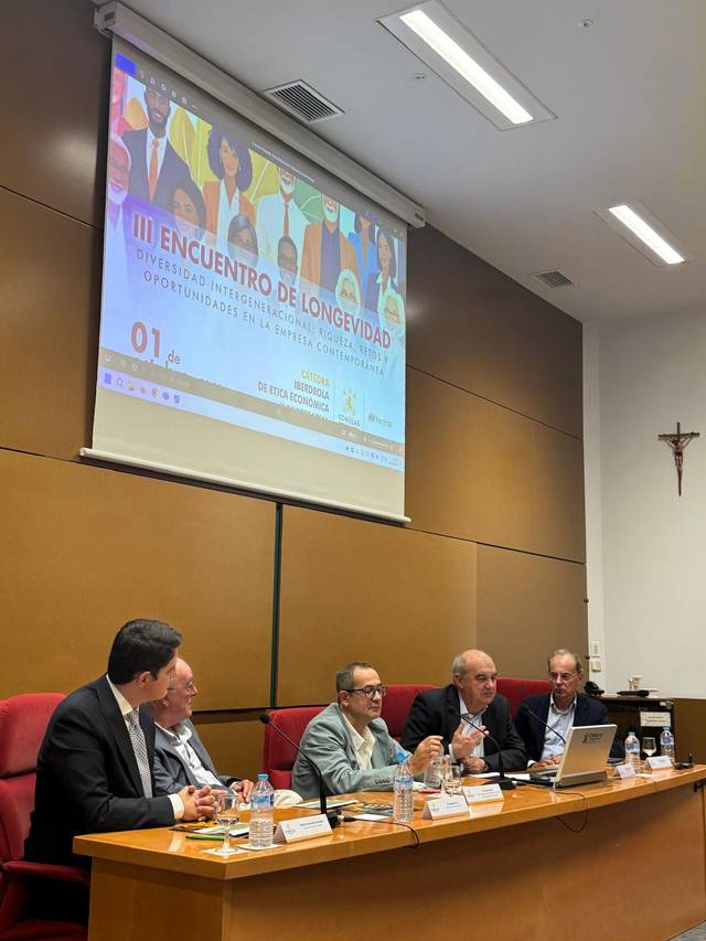 Un grupo de panelistas discute en un encuentro sobre longevidad y oportunidades en la vida al frente de una presentación visual.