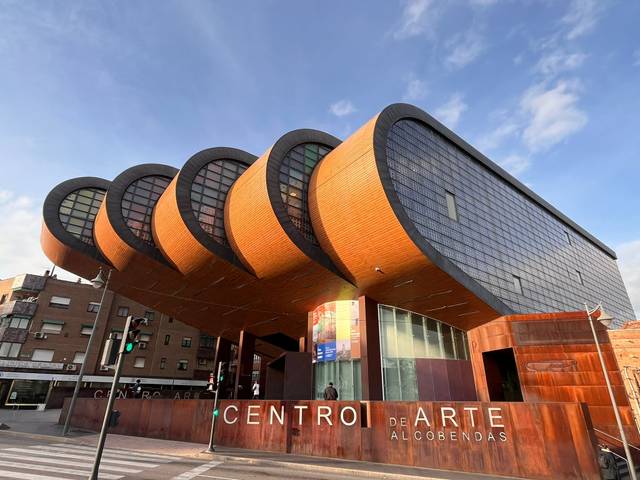 Edificio moderno del Centro de Arte de Alcobendas con un diseño arquitectónico llamativo.