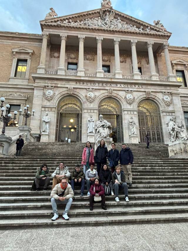 Grupo de personas posando en las escaleras de la Biblioteca Nacional.