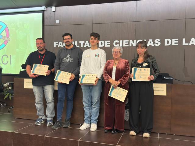 Un grupo de cinco personas en un evento de entrega de certificados en la Facultad de Ciencias de la Luz.