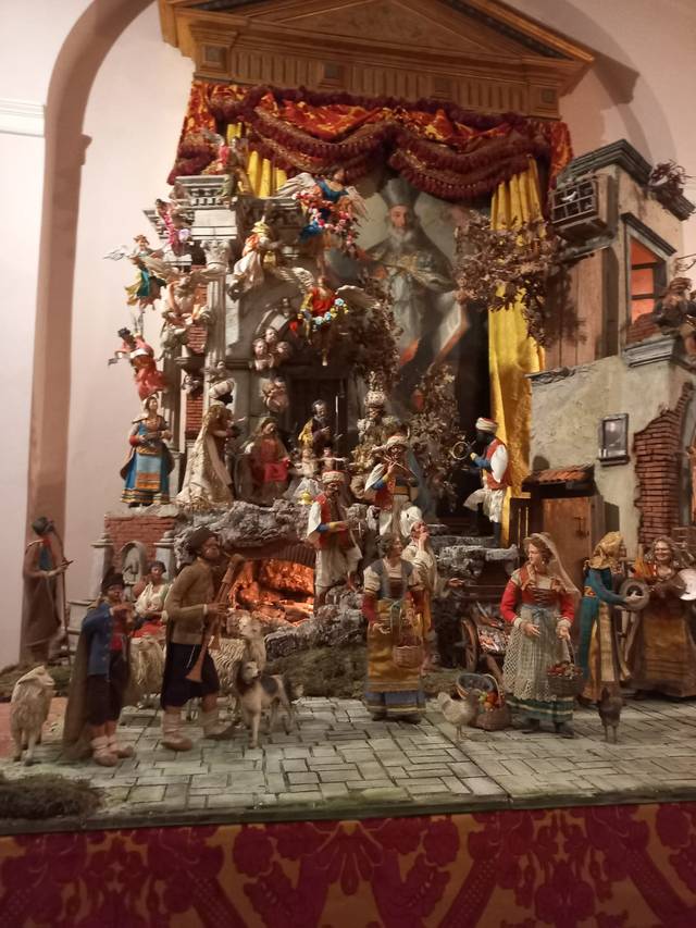Una representación de un belén con figuras de personajes y paisajes elaborados.