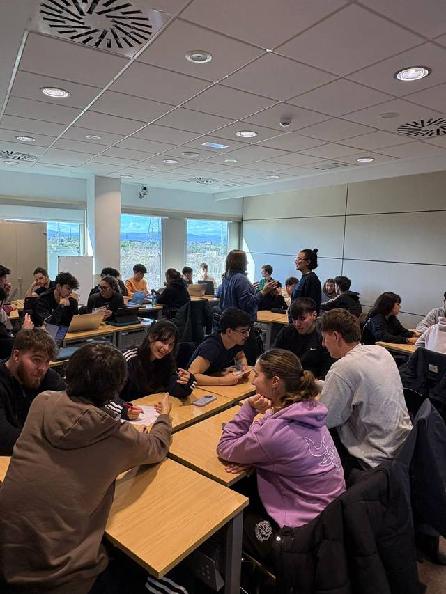 Un grupo de estudiantes trabajando en una aula.
