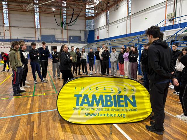 Un grupo de jóvenes se reúne en un gimnasio para participar en una actividad promovida por la Fundación También.