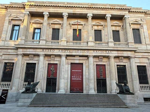Edificio del Museo Arqueológico Nacional con una arquitectura clásica y esculturas en la entrada.