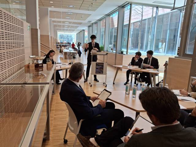 Un grupo de personas en un ambiente de trabajo colaborativo en una sala de reuniones.