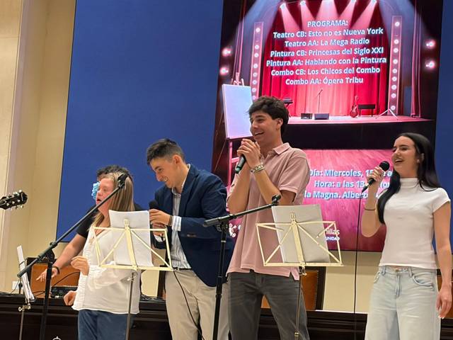Un grupo de jóvenes canta y se presenta en un evento en un escenario.