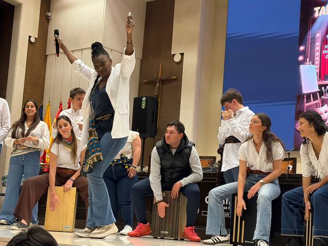 Un grupo de personas realizan una actuación musical en un escenario.