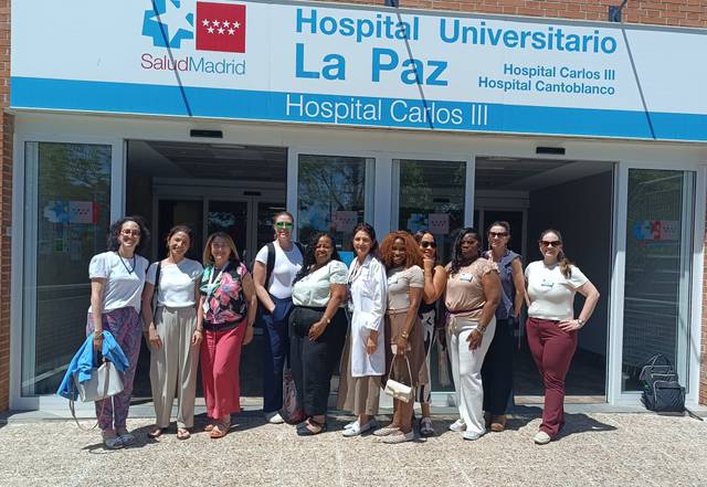 Grupo de personas posando frente al Hospital Universitario La Paz en Madrid.