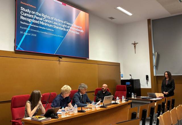 Presentación de un estudio sobre los derechos de las víctimas de abusos sexuales en un aula universitaria.